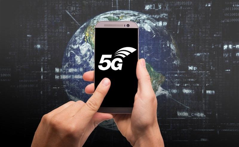 電信三雄持續5G建設,正研議5G微型基地台計畫。(中央社製圖)