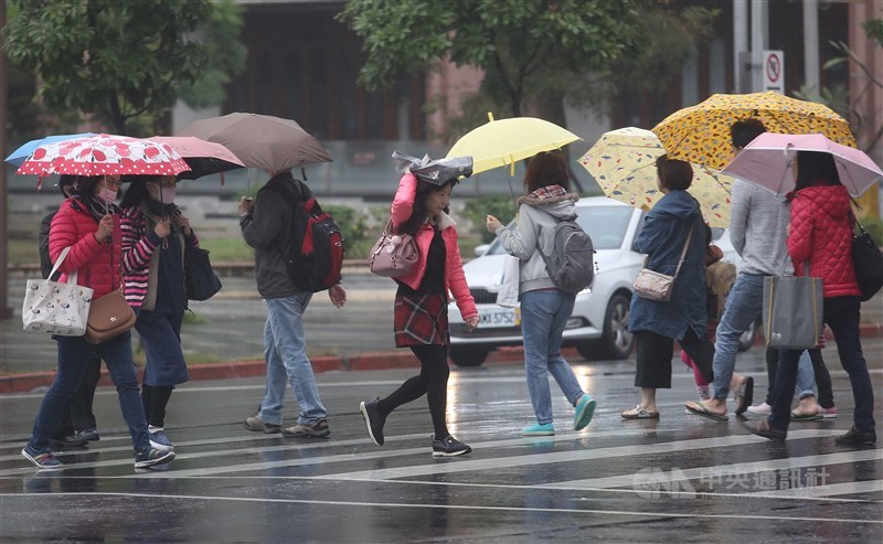 中央氣象局預報指出,30日全台降雨,31日各地也仍有局部短暫雨,跨年至元旦清晨冷空氣達最強,高山有機會降雪。(中央社檔案照片)