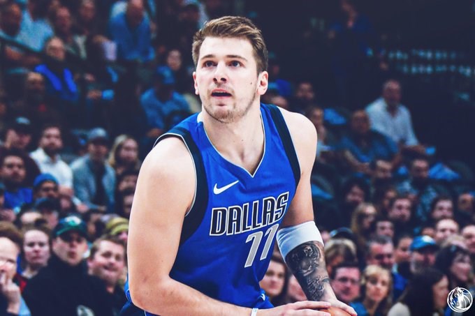 美國職籃NBA達拉斯獨行俠球星唐西奇28日繳出31分、15助攻、12籃板,締造平隊史紀錄的單季第9次「大三元」。(圖取自twitter.com/MavsPR)
