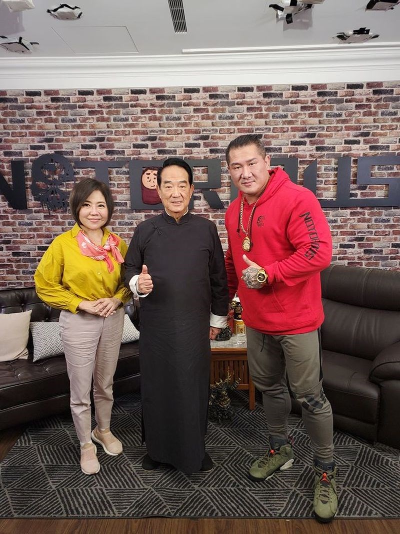 親民黨總統候選人宋楚瑜(中)28日晚間與網紅館長陳之漢(右)直播,被問到個人立場是否「偏紅」,宋楚瑜說:「沒有拿過共產黨一毛錢,沒有在大陸要過一個好處。」左為宋楚瑜競辦發言人于美人。(圖取自飆捍臉書粉絲專頁facebook.com)