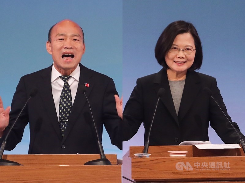 2020總統大選電視辯論會今天登場，中央社總編輯陳正杰提問時聚焦兩岸。總統蔡英文（右）呼籲台灣內部應團結一致，韓國瑜（左）說，台灣到底要浪費多少時間在無聊的意識型態。中央社記者裴禛攝　108年12月29日