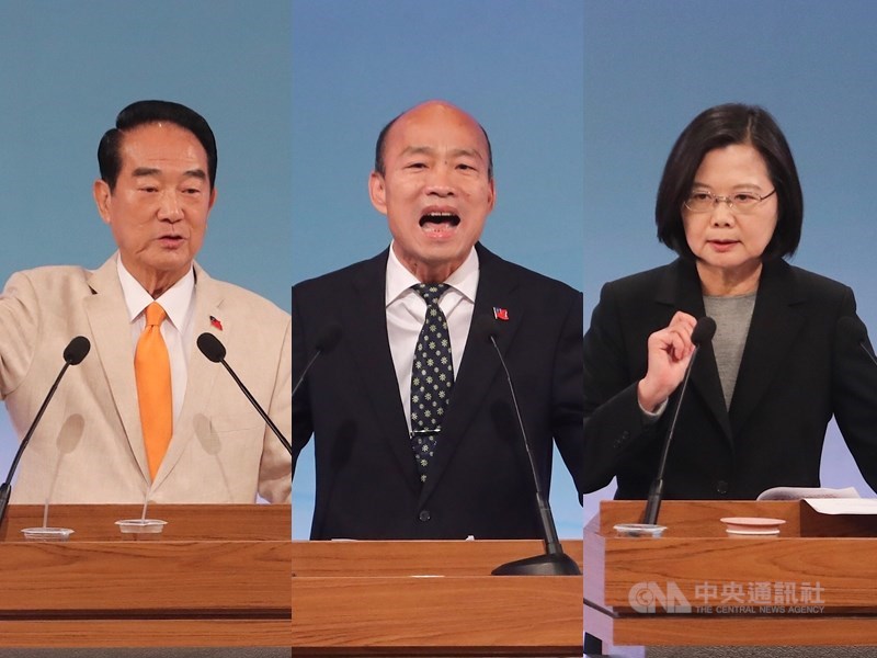 2020總統大選唯一一場電視辯論會29日登場，總統蔡英文（右）、高雄市長韓國瑜（中）、親民黨主席宋楚瑜（左）三位候選人，延續前三場政見會砲火，針對兩岸、網軍等議題攻防150分鐘。中央社記者裴禛攝　108年12月29日