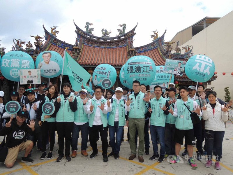 台灣民眾黨展開「全台大眾走」行動,31日在台中市進行掃街拜票行程,一行人來到南屯區萬和宮。中央社記者郝雪卿攝 108年12月31日