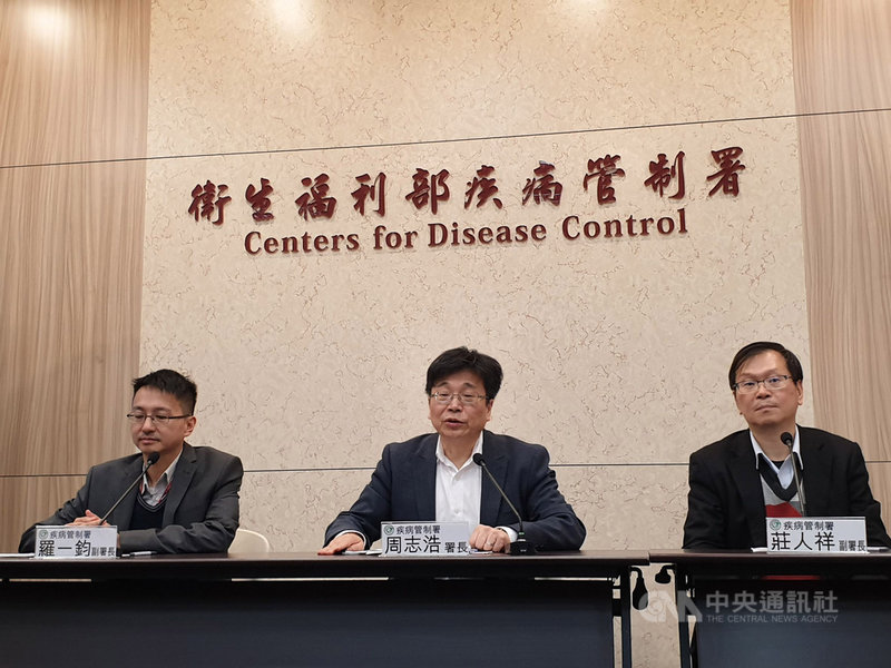 因應中國武漢有不明原因肺炎疫情,衛生福利部疾病管制署31日舉行記者會宣布,即日起針對從武漢直航入境班機進行登機檢疫。中央社記者陳偉婷攝 108年12月31日