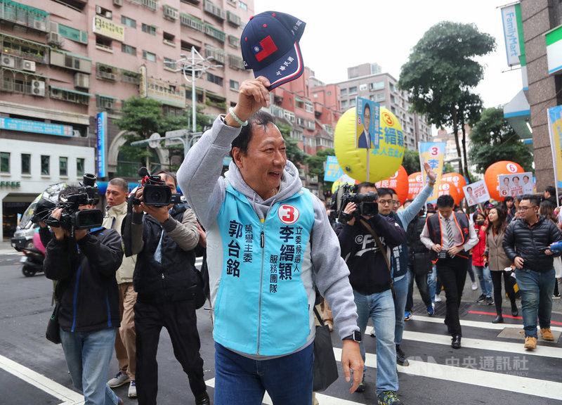 鴻海創辦人郭台銘（前中）31日一早到新北市土城，在街頭向民眾拜票，呼籲支持無黨籍立委候選人李縉穎。中央社記者王騰毅攝  108年12月31日