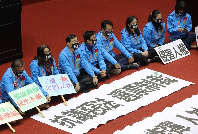 立法院會31日上午處理反滲透法草案,國民黨立委排排坐在議場中央,戴口罩、擺標語,表達反對反滲透立法。中央社記者張皓安攝 108年12月31日