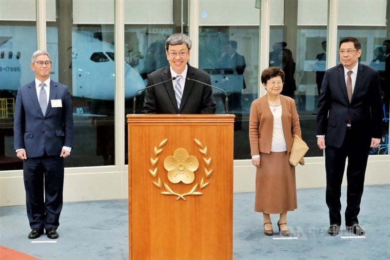 副總統陳建仁(左2)率團出訪帛琉返國時表示,自己深知台灣外交處境十分艱辛,但幾次出訪,都看見台灣為友邦及國際社會所付出的貢獻,讓自己深受感動。中央社記者吳睿騏桃園機場攝 108年12月30日