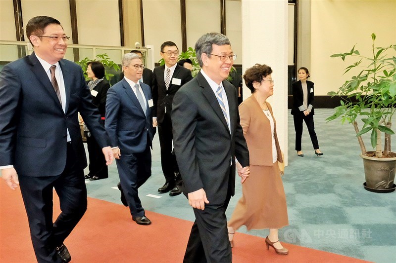 副總統陳建仁結束「帛誼專案」之行30日晚間搭機返台,他表示台帛邦誼已經穩定邁入第20年,感念帛琉對台灣真切的情誼,相信「踏實外交」將可得到更多真誠的朋友。中央社記者吳睿騏桃園機場攝 108年12月30日