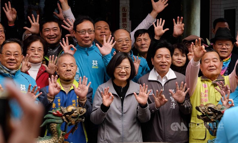 總統蔡英文（前中）31日在桃園造勢中呼籲支持者「起厝起一半，師傅不能換」，希望能連任，繼續推動各項改革、建設與轉型，台灣才會脫胎換骨，讓台灣發展經濟的動能更強、更快。中央社記者邱俊欽桃園攝　108年12月31日