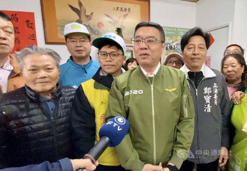 中共總書記習近平在全國政協新年茶話會中提到堅持一個中國的原則，民進黨主席卓榮泰（前中）1日表示，國民黨過去高舉「九二共識、一中各表」的立場已經被腰斬。中央社記者邱俊欽桃園攝  109年1月1日