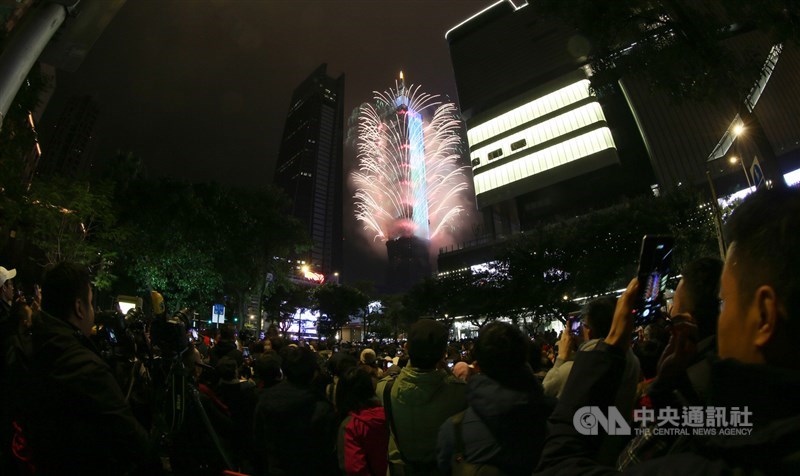 指揮中心指揮官陳時中表示,22日晚間將和地方政府召開線上會議,將朝縮小規模、避免有症狀者出席等方向規劃,23日公布結果。圖為2020年台北101跨年煙火秀。(中央社檔案照片)