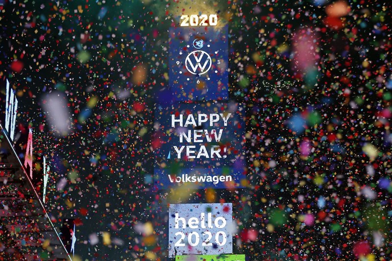 美國紐約時報廣場跨年活動，巨型水晶球伴隨絢爛煙火，彩色碎紙緩緩落下，迎接2020年。（美聯社）