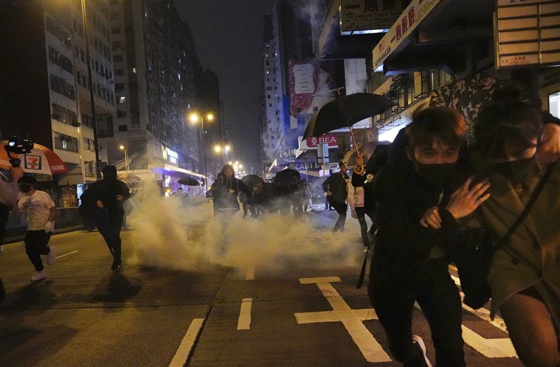 香港各區市民跨年夜聚集悼念「8.31」港警無差別車廂襲擊乘客事件,港警1日凌晨0時07分發射催淚彈驅散人群。(美聯社)