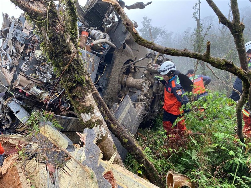 空軍一架UH-60M黑鷹直升機2日上午在烏來山區發生迫降意外,空軍下午召開記者會證實,包括參謀總長沈一鳴等8人無生命跡象。(宜蘭縣消防局提供)