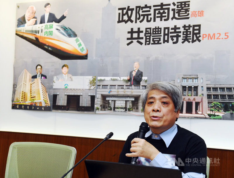 台灣健康空氣行動聯盟理事長葉光芃(圖)2日在立法院舉行記者會,發布2019年細懸浮微粒(PM2.5)排行榜,高雄左營空品站各污染物年均值濃度都是台北古亭站的兩倍髒,顯示南北空氣品質落差愈來愈大;其中高雄市更連續3年都是全台PM2.5年均值最高的城市。中央社記者施宗暉攝 109年1月2日