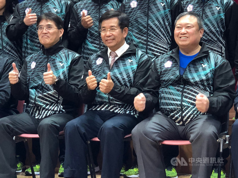 教育部長潘文忠(中)2日出席洛桑青年冬季奧運代表團授旗典禮時表示,台灣選手們能在自然環境的限制下,克服訓練上的困難,並爭取參加國際競賽的機會,令人感動與驕傲。中央社記者黃巧雯攝 109年1月2日