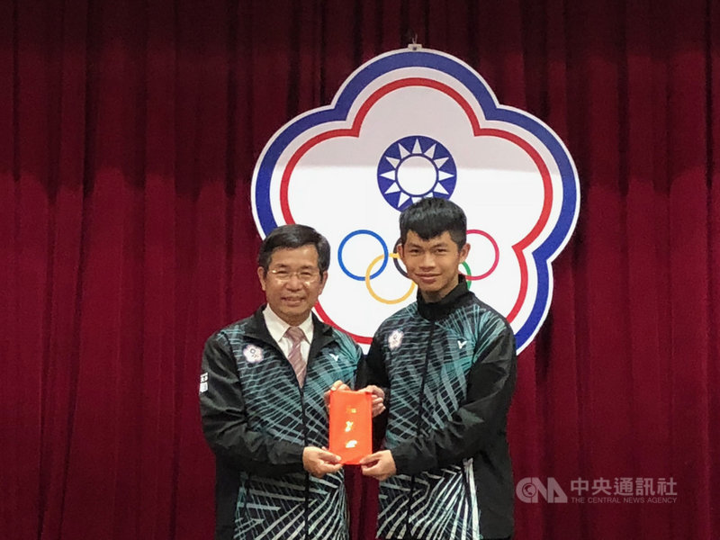 中華隊這次在2020年第3屆冬季青年奧林匹克運動會取得14席參賽資格,突破歷史新高,教育部長潘文忠(左)2日出席洛桑青年冬季奧運代表團授旗典禮,並頒發加菜金。中央社記者黃巧雯攝 109年1月2日