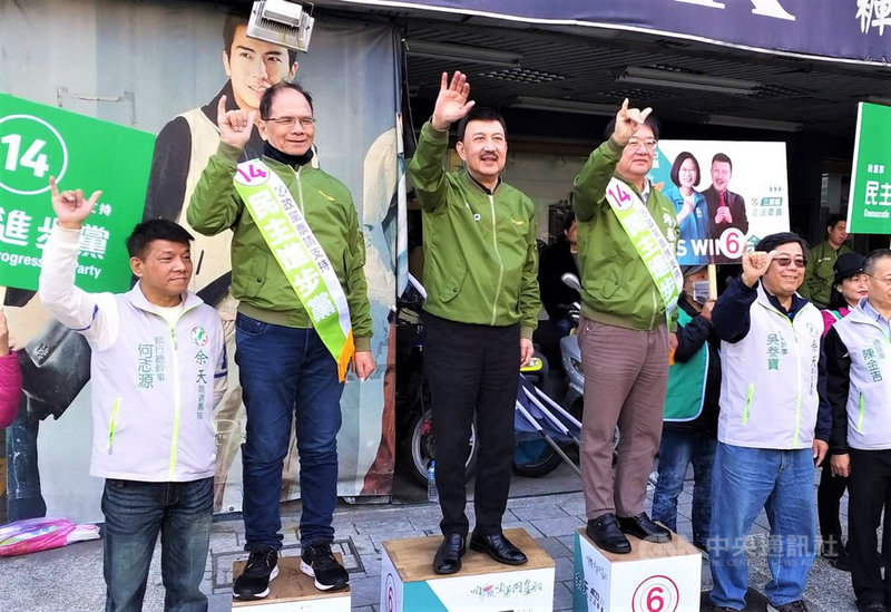 前行政院長游錫堃(左2)2日上午陪同民進黨新北市第3選區立委候選人余天(左3)進行街頭拜票,希望爭取選民支持。(余天競總提供)中央社記者王鴻國傳真 109年1月2日