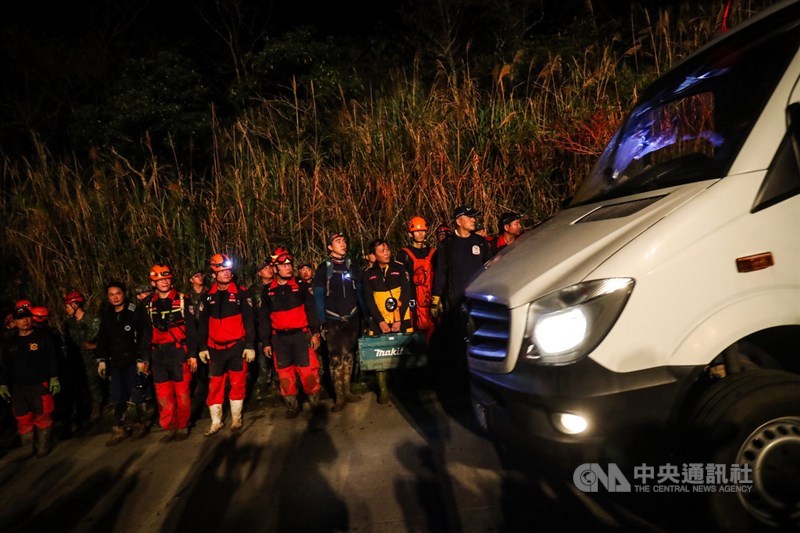 國軍黑鷹直升機2日在新北、宜蘭交界山區失事,造成8死、5傷,晚間傷者皆已送醫治療。圖為搜救人員目送載運遺體的救護車離開。中央社記者吳家昇攝 109年1月2日