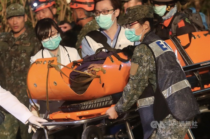 UH-60M黑鷹直升機2日在新北、宜蘭交界處失事,共8人殉職、5人獲救,軍聞社記者陳映竹獲救後晚間送醫治療。中央社記者吳家昇攝 109年1月2日