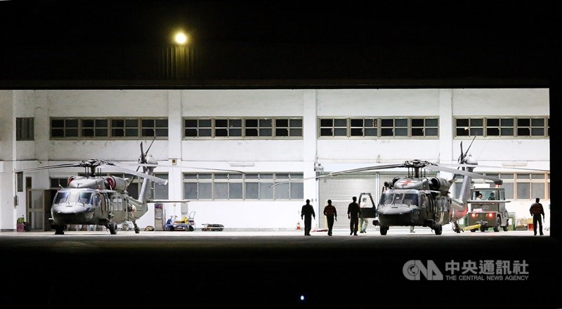 UH-60M黑鷹直升機2日在新北、宜蘭交界處失事,造成參謀總長沈一鳴等8人殉職憾事,這是國軍高級將領搭乘專機發生失事,軍職最高的紀錄。圖為2日執行任務完成後停在機庫的黑鷹直升機畫面。中央社記者郭日曉攝 109年1月2日