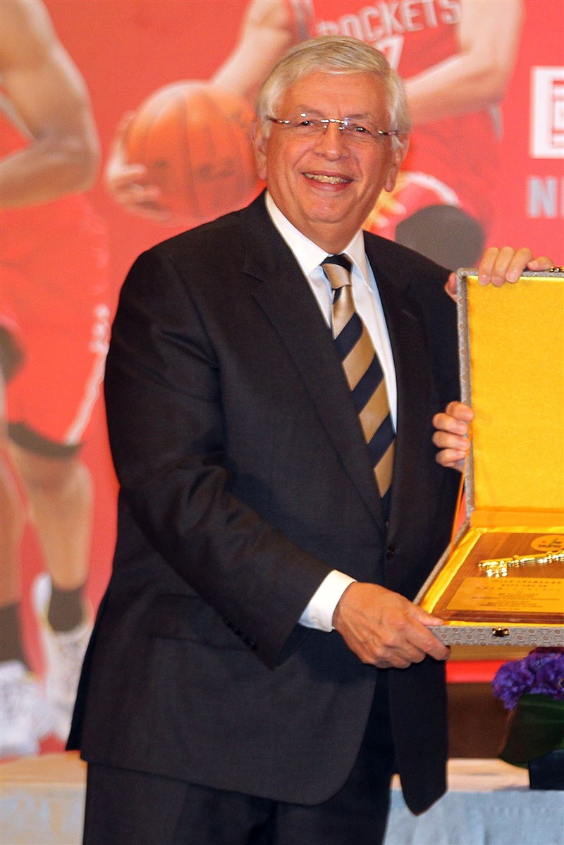 美國職業籃球聯盟NBA前總裁史登日前突發腦溢血就醫,1日過世,享壽77歲。圖為史登2013年出席NBA國際系列賽台北站抵台記者會,獲頒榮譽市鑰。(中央社檔案照片)