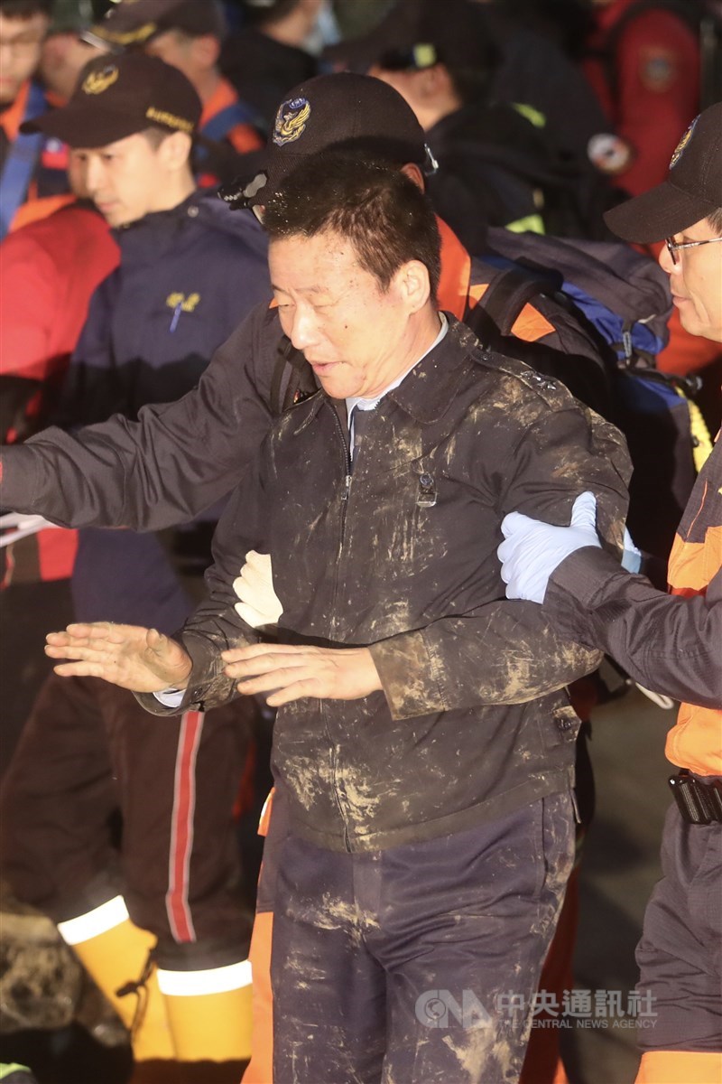 UH-60M黑鷹直升機2日在新北、宜蘭交界處失事,機上共13人,其中5人獲救、8人罹難。國防部通次室次長中將曹進平(前)滿身泥濘,並由搜救人員攙扶送醫。中央社記者吳家昇攝 109年1月2日