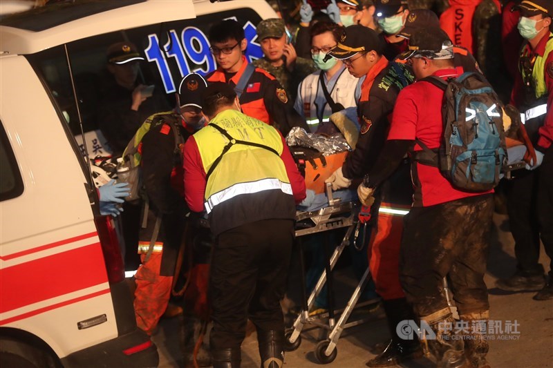 UH-60M黑鷹直升機2日在新北坪林、宜蘭交界處失事,共8人殉職、5人獲救。圖為傍晚搜救人員用擔架將傷者搬運上救護車送醫治療。中央社記者吳家昇攝 109年1月2日