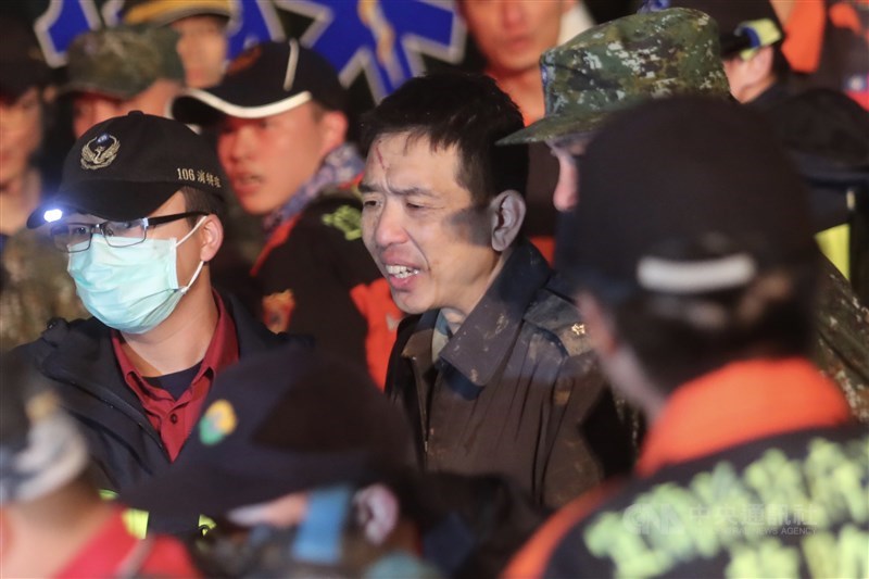 UH-60M黑鷹直升機2日在新北坪林、宜蘭交界處失事,共8人殉職、5人獲救。圖為獲救生還者作計室參謀周欣頤中校下山至登山道出口送醫。中央社記者吳家昇攝 109年1月2日