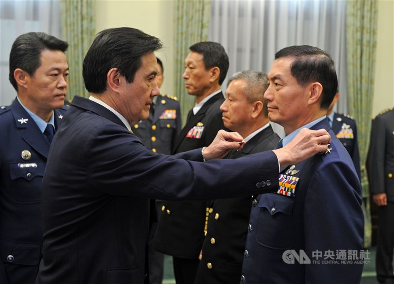 參謀總長沈一鳴(右1)本身外語能力極佳且嫻熟軍事外交,軍方人士認為,他接任參謀總長,有利於印太戰略的友盟合作推廣。(中央社檔案照片)