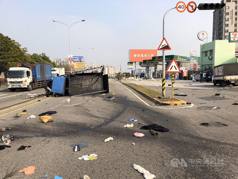 台中市南屯區3日下午發生一起拖板車與貨車事故,貨車翻覆在道路中央,車內1對男女明顯死亡,事故原因警方仍在調查中。(台中市消防局提供)中央社記者蘇木春傳真 109年1月3日
