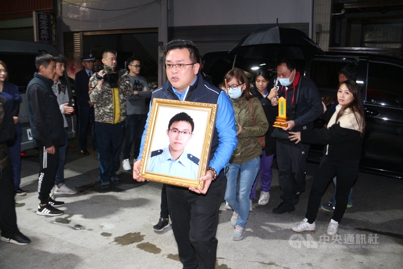 黑鷹直升機失事罹難的參謀少校黃聖航,遺體3日凌晨被送回苗栗家中。親友哀慟指出,黃聖航擔任參謀總長沈一鳴的侍從官,生前最後一刻仍盡忠職守,雙手緊緊抱著守護總長。中央社記者管瑞平攝 109年1月3日