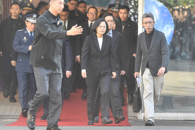 UH-60M黑鷹直升機2日上午迫降失事，造成參謀總長沈一鳴等8名將士殉職，總統蔡英文（前中）3日上午前往三軍總醫院懷德廳悼念致意。中央社記者林俊耀攝　109年1月3日