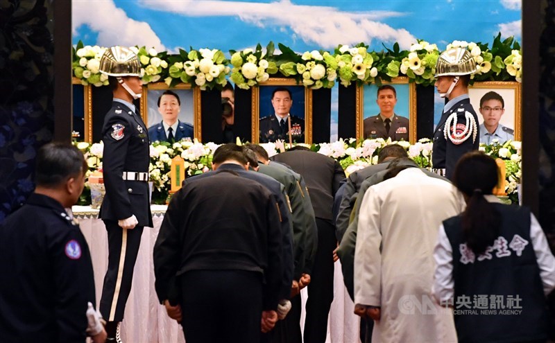 黑鷹直升機2日迫降新北、宜蘭交界處,造成參謀總長沈一鳴等8人殉職,晚間遺體陸續運抵靈堂。中央社記者王飛華攝 109年1月2日