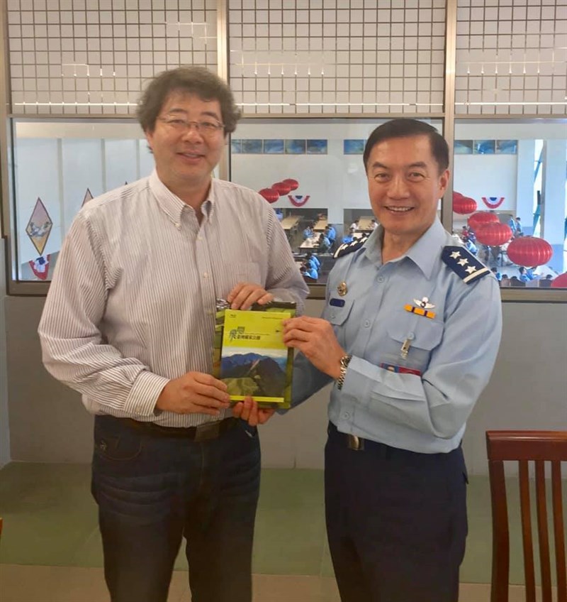 參謀總長沈一鳴（右）2日不幸殉職。臉書粉絲專頁「齊柏林的飛閱台灣」2日深夜發表文章，感謝沈一鳴曾全力支持空拍紀錄片導演齊柏林（左）。（圖取自facebook.com/chipolin.org）