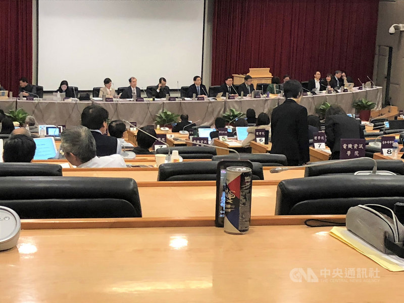 台灣大學4日召開校務會議,學生會以手機(飲料罐旁)直播,遭校長管中閔制止。中央社記者陳至中台北攝 109年1月4日