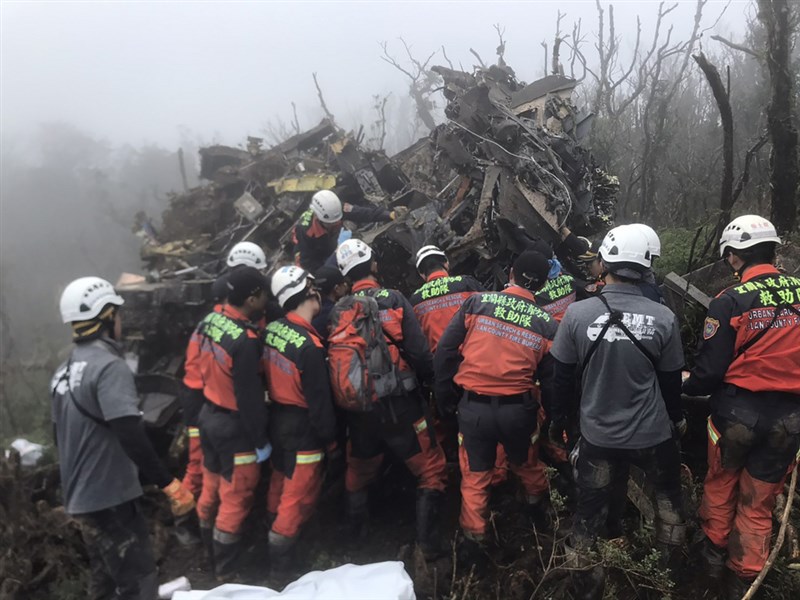 UH-60M黑鷹直升機2日迫降在新北、宜蘭交界山區,搜救人員趕赴現場,在飛機殘骸中積極搶救。(宜蘭縣消防局提供)中央社記者沈如峰傳真 109年1月2日