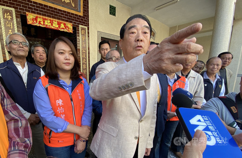 國軍黑鷹直升機2日失事,親民黨總統候選人宋楚瑜(前)4日表示,政府要徹底檢討軍備安全、人員訓練,更重要的是不要安排多名高階將領搭同一架飛機。中央社記者邱俊欽桃園攝 109年1月4日