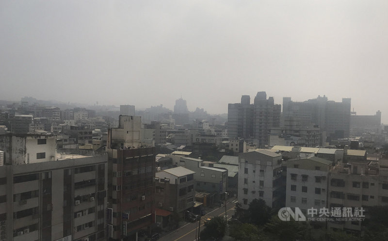 環保署10日表示,受到環境風場逐漸轉為東南風至偏南風影響,11至12日西半部地區擴散條件較差,部分區域空氣品質可能出現紅色警示等級(中央社檔案照片)