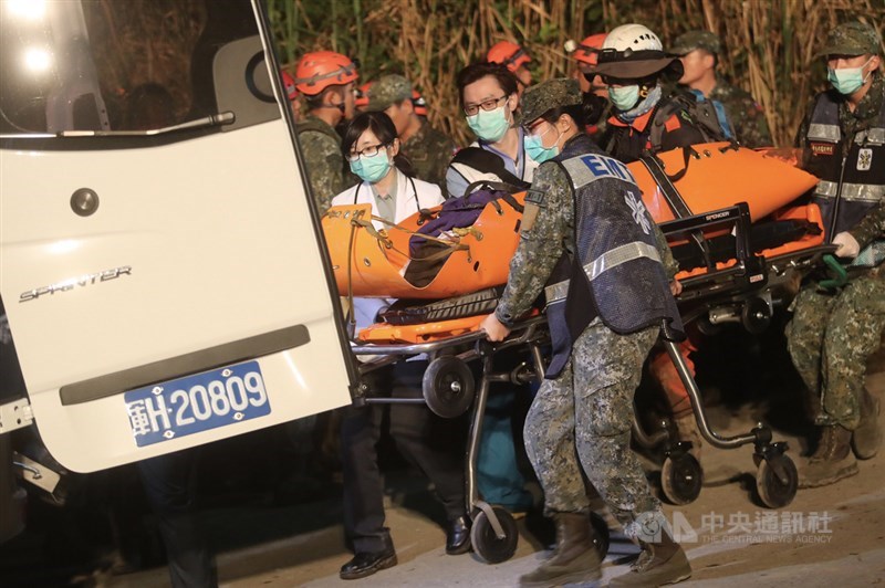 一架黑鷹直升機2日上午在新北、宜蘭交界處失事,機上共13人,其中5人獲救、8人罹難,搜救人員晚間將軍聞社記者陳映竹送醫救治。中央社記者吳家昇攝 109年1月2日