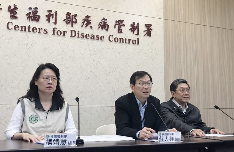 中國武漢不明肺炎疫情持續延燒,為避免輕症個案成為防疫漏網之魚,疾管署副署長莊人祥(中)5日宣布擴大通報條件,即日起凡是14天內曾到武漢且有發燒、上呼吸道症狀,無論是否有肺炎都須立即通報,一律就醫採檢。中央社記者張茗喧攝 109年1月5日