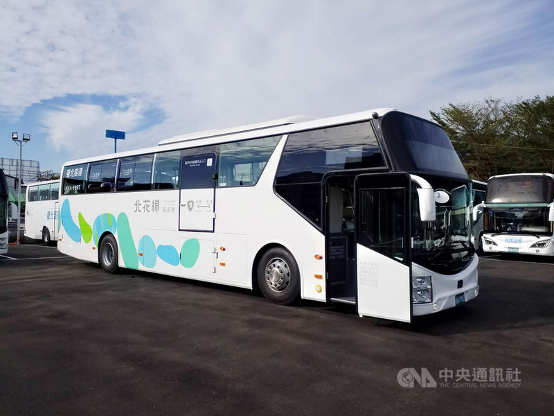 蘇花改全線6日正式通車,加上北花線「回遊號」3條雙北直達花蓮的國道客運也在同日發車營運,讓民眾往返北花交通更便利。中央社記者李先鳳攝 109年1月6日