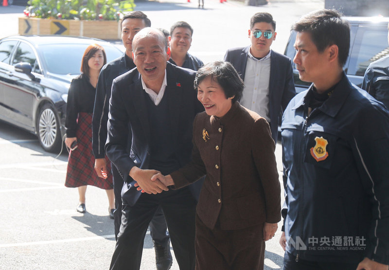 國民黨總統候選人韓國瑜（前左）6日在前故宮院長周功鑫（前右2）陪同下，參訪國立故宮博物院。中央社記者裴禛攝　109年1月6日