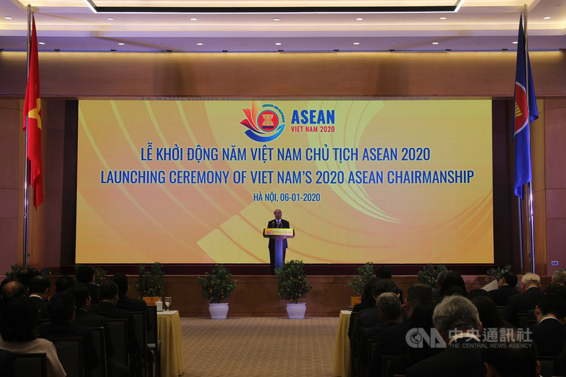越南今年擔任東協輪值主席國。越南政府6日在河內市舉行擔任2020年東協輪值主席國的啟動儀式,越南相關部門官員與東協各國駐越南大使等代表出席。圖為越南總理阮春福在儀式上致詞。中央社河內攝 109年1月6日