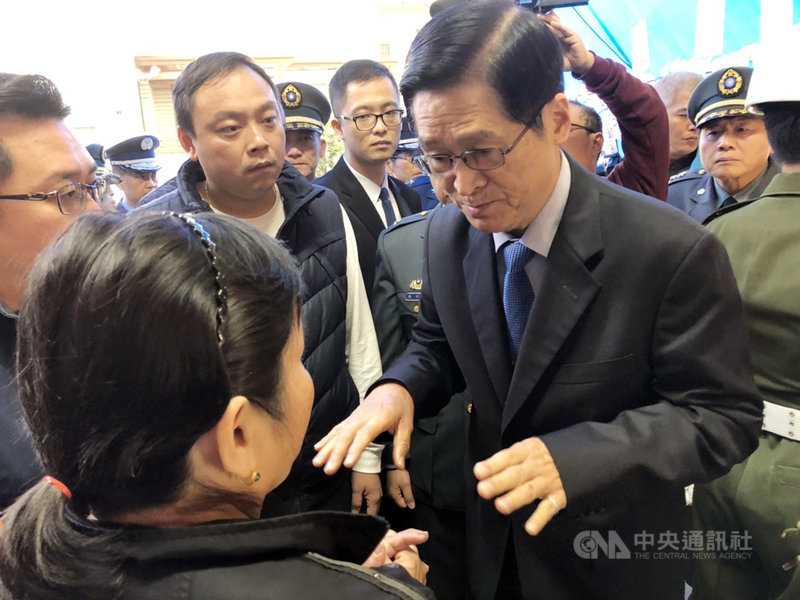 在黑鷹直升機失事中罹難的總長侍從官黃聖航生前最後一刻仍守護參謀總長沈一鳴,黃家盼骨灰能陪侍總長。國防部長嚴德發(前右)7日說,經總長家屬同意,將會把2人忠骸同時安葬在五指山國軍示範公墓。中央社記者管瑞平攝 109年1月7日