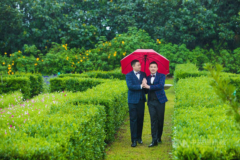 曾參與高雄氣爆救災警消情侶大方宣布同婚 生活 中央社cna