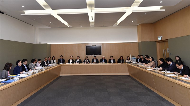 香港迄今有30名居民自武漢返港後有發燒等症狀,當局對此高度關注,圖為相關部門6日召開跨部門會議,商討防範這起不明肺炎的措施。(港府新聞處圖片)中央社記者張謙香港傳真 109年1月7日