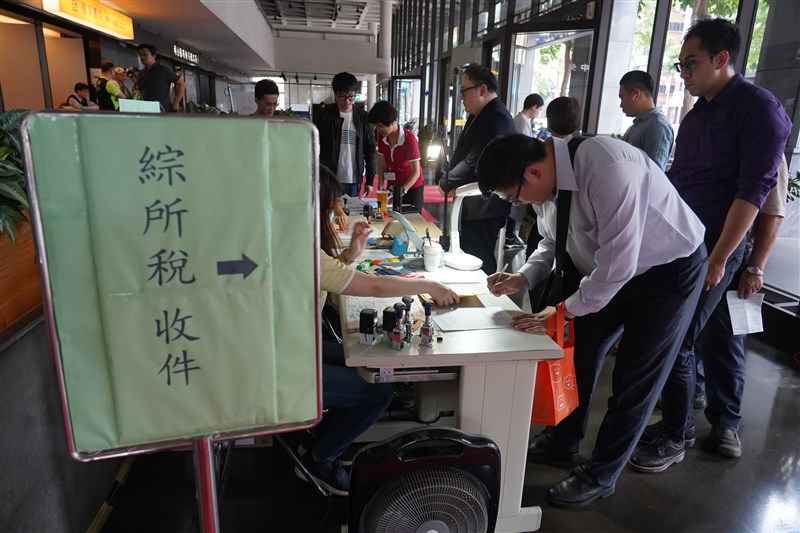 2020年5月綜所稅申報有5大重點不可不知,包括新增長照扣除額、名模條款、不課稅基本生活費提高、可列報政治捐贈扣除,以及同性伴侶首度可適用合併申報。(中央社檔案照片)