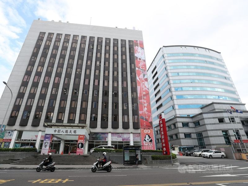 中影公司不滿被黨產會認定為國民黨附隨組織、凍結名下資產,聲請停止執行。北高行7日裁定停止執行。圖左建築物為中影八德大樓,右為中國國民黨中央。(中央社檔案照片)