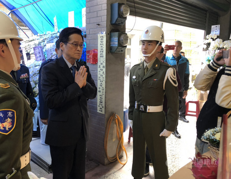 國軍黑鷹直升機2日失事,造成參謀總長沈一鳴等8名軍士官不幸罹難,其中擔任總長侍從官的黃聖航遺體當天漏夜送回苗栗縣頭份市家中,讓黃母見最後一面。國防部長嚴德發(前中)7日上午前往黃家拈香致哀,並向家屬表達慰問之意。中央社記者管瑞平攝 109年1月7日